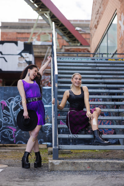 Basics Festival Edition kellohelmainen mekko kimaltava liila